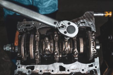 İngiliz anahtarı ve araba motoru yakın plan. Araba parçaları.