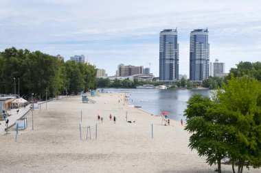 Kiev, Ukrayna, 30 Mayıs 2019, Dinyeper Nehri kıyısında güneşli bir yaz gününde. Sahil sezonu.
