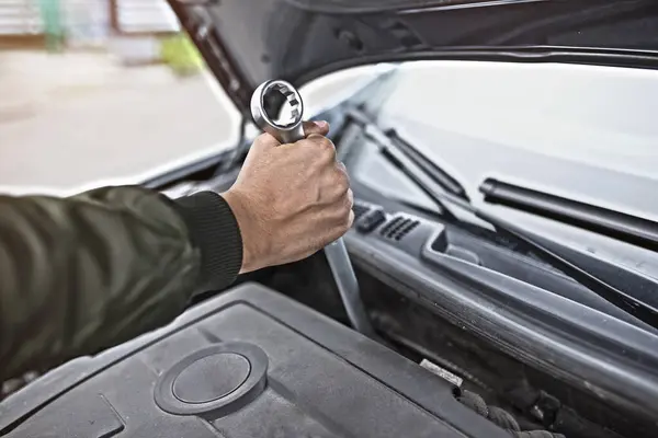 Mão Chave Fundo Carro Mecânico Automóveis Reparando Carro Serviço Reparação — Fotografia de Stock