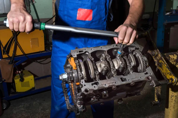 Ngiliz Anahtarı Olan Bir Tamirci Araba Motorunu Söker Garajda Çalış — Stok fotoğraf