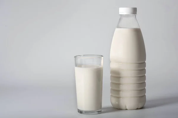 Glas Melk Een Fles Een Grijze Achtergrond Zuivelproducten — Stockfoto