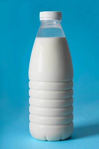 Una Bottiglia Latte Plastica Fondo Blu Primo Piano — Foto Stock