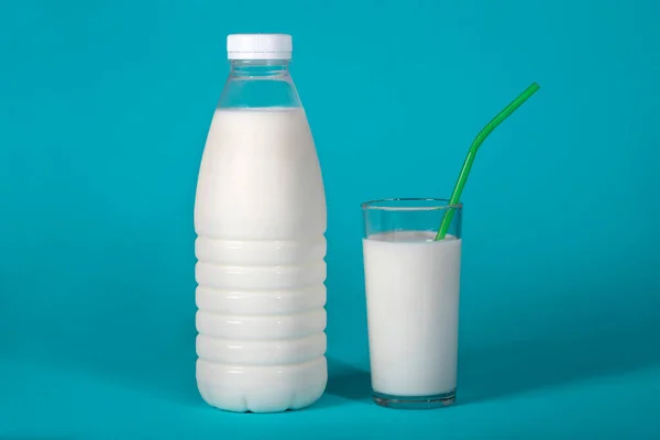Flaska Mjölk Och Ett Glas Björkbakgrund Närbild — Stockfoto