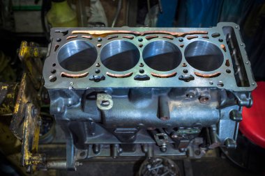 Parçalanmış silindir bloğu. Motor tamiri, motor parçası.
