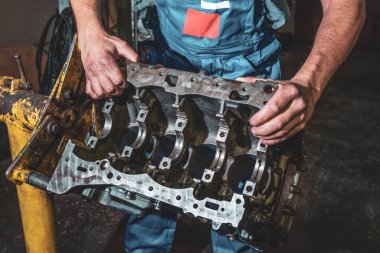 Eller oto tamircisi ve araba motoru kısmı yakın plan..