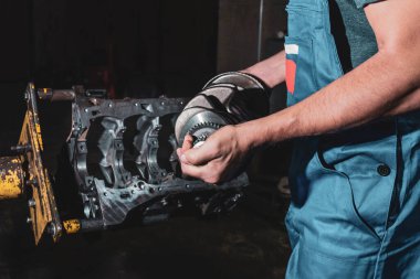 Otomobil tamircisi ve araba motoru, yakın plan. Yan görünüm.