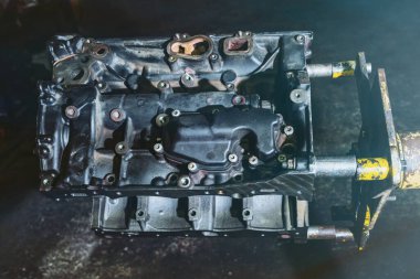 Tamir için eski parçalanmış motor. Onarım servisi.