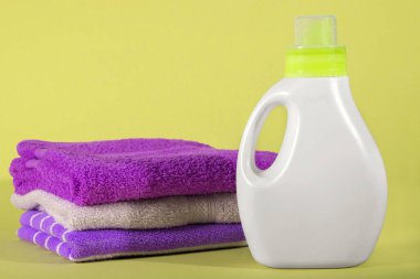 Renkliler için bir şişe deterjan ve sarılar için havlular..