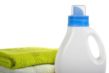 Deterjan kabı ve beyaz izole arka planda havlular. Temizlik kavramı.