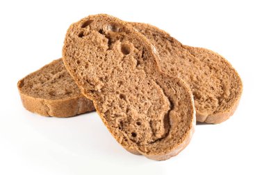 İzole edilmiş beyaz bir zeminde taze pişmiş ekmek dilimleri. Yakın plan..