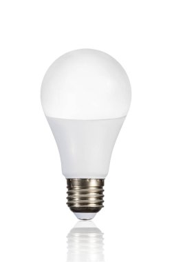 LED lamba beyaz üzerinde izole yansıması ile. Enerji tasarrufu kavramı.