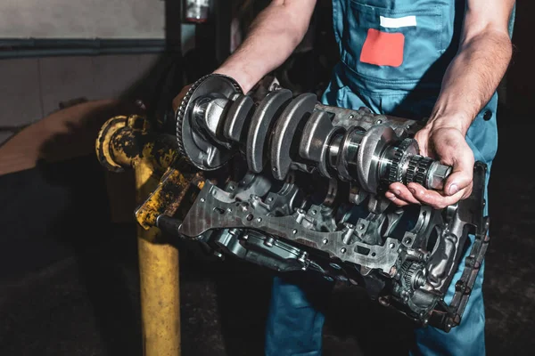 Otomatik Tamirci Parçalanmış Bir Motora Krank Mili Yükler — Stok fotoğraf