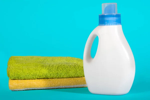 White Plastic Bottle Detergent Clean Towels Blue Background — Stock Photo, Image