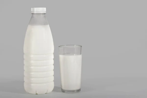 Ένα Μπουκάλι Γάλα Και Ένα Ποτήρι Γκρι Φόντο Ένα Μονοπάτι — Φωτογραφία Αρχείου