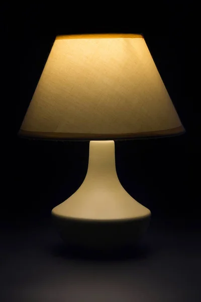 Tischlampe Auf Dunklem Hintergrund Nahaufnahme — Stockfoto
