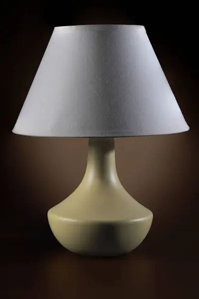 Tischlampe Auf Dunkelbraunem Hintergrund Nahaufnahme — Stockfoto