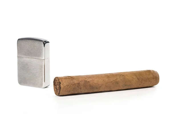 白い隔離された背景にハバナタバコと金属ライター — ストック写真