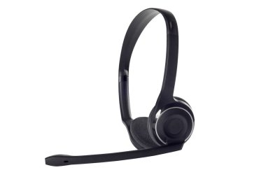 Beyaz arka planda izole edilmiş mikrofonlu siyah kulaklıklar. Yakın plan..