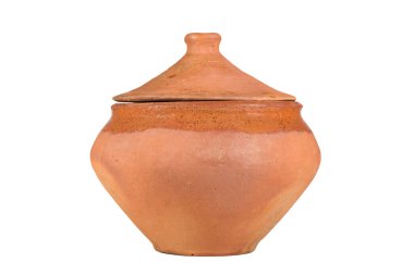 Boş kil tenceresi beyaz bir arkaplanda izole.