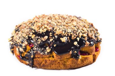 Beyaz arka planda cevizli çikolatalı pasta..