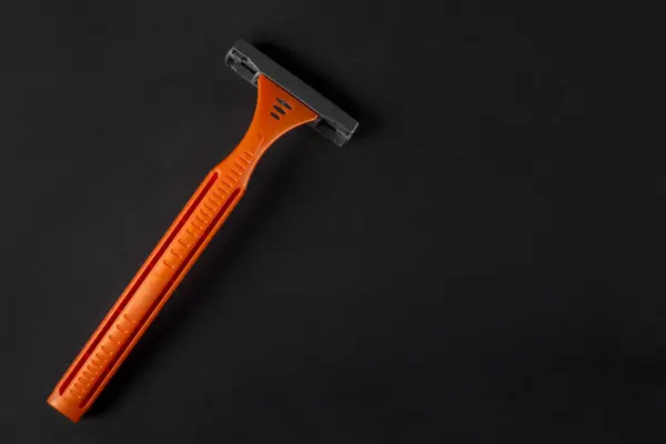 ブラックバックに新しい使い捨てカミソリの刃 クローズアップ トップビュー スキンケアコンセプト — ストック写真