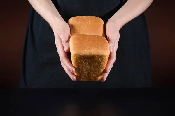Pão Caseiro Nas Mãos Femininas Chef Fundo Escuro — Fotografia de Stock