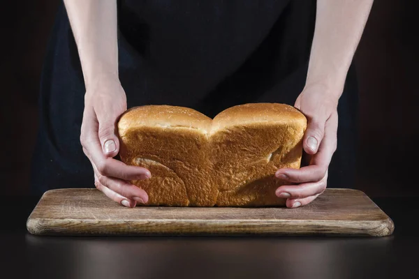 Жіночі Руки Домашній Хліб Кухні Крупним Планом — стокове фото