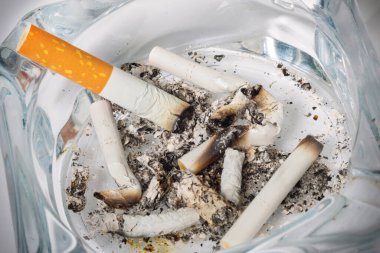 bir kül tablası içinde Sigara yanıkları.