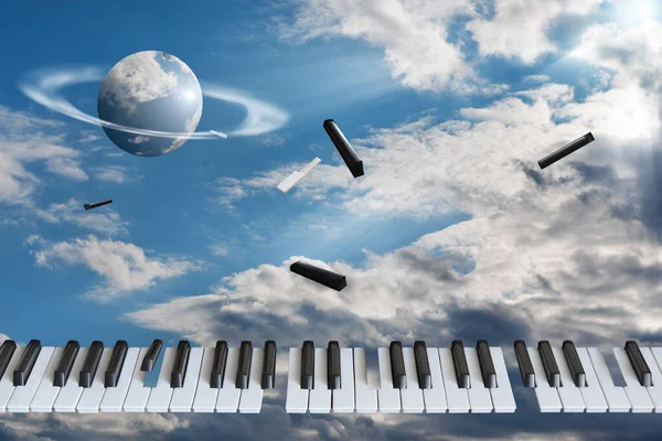 Les Touches Piano Volantes Sont Détruites Sur Fond Ciel Bleu — Photo
