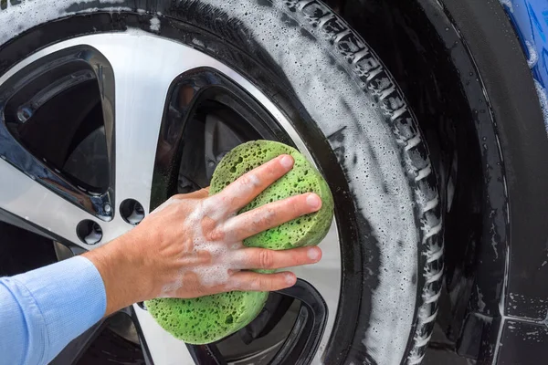 汽车轮子上有泡沫和肥皂 洗车的事 — 图库照片