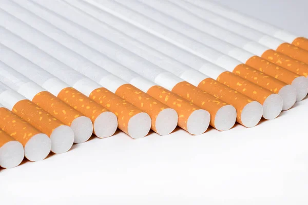 Cigarros Perspectiva Fundo Branco — Fotografia de Stock