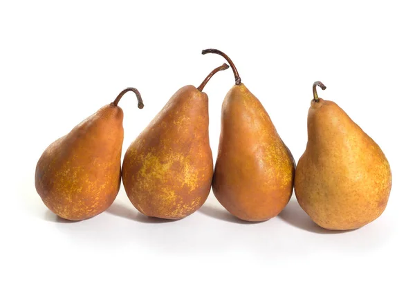 成熟多汁的黄色梨被白色的背景隔开 — 图库照片