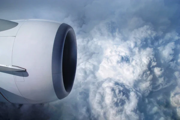 从飞机舷窗俯瞰天空和云彩 喷气式发动机涡轮通过飞机窗向外看 — 图库照片