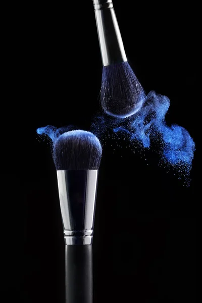 Borstar Med Blå Pulverexplosion Svart Bakgrund Kosmetika Make — Stockfoto