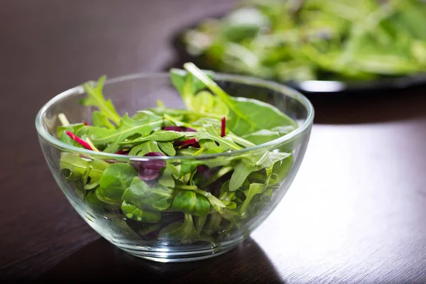 Salad Hijau Campur Dengan Arugula Dan Romaine Bayam Atas Meja — Stok Foto