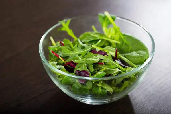 Salad Campur Segar Atas Meja Kayu Sebuah Gagasan Tentang Makanan — Stok Foto