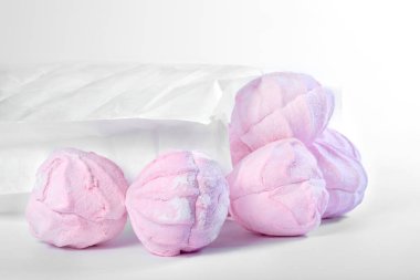 Beyaz arka planda pembe şekerleme, yakın plan..