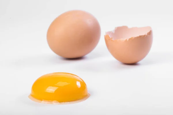 Розбите Яйце Ізольовано Білому Тлі Сирий Яєчний Жовток — стокове фото