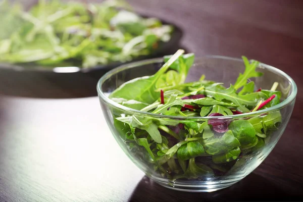 Salad Campur Mentah Dari Daun Arugula Bayam Dan Romaine Close — Stok Foto