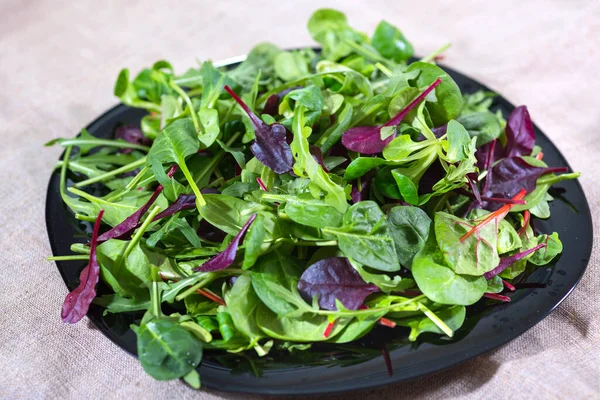 Frische Salatblätter Auf Dem Küchentisch — Stockfoto