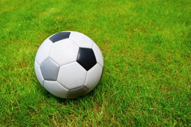 Sahada yakın plan futbol topu. Yaşam biçimi.
