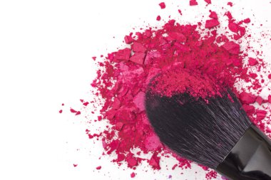 Makyaj fırça ile üzerine beyaz izole kırmızı toz.