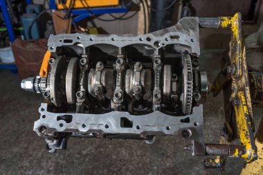 Bir araba servisinde parçalanmış motor. Onarım servisi.