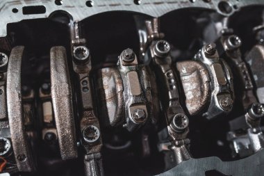 Bir araba servisinde parçalanmış motor. Onarım servisi.
