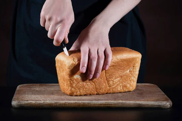 Chef Cortando Pão Fresco Mesa Cozinha Conceito Uma Dieta Saudável — Fotografia de Stock
