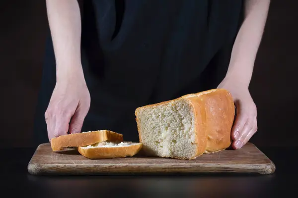 Крупним Планом Руки Пекаря Домашній Хліб Темному Тлі — стокове фото