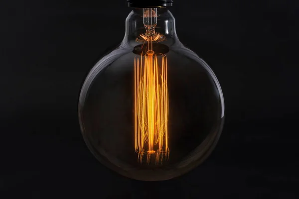 Siyah Arka Planda Parlak Bir Lamba Elektrik Kavramı — Stok fotoğraf