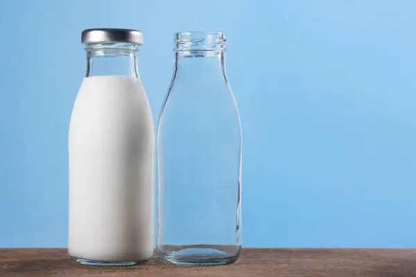 Volledige Lege Fles Melk Een Blauwe Achtergrond Zuivelproducten — Stockfoto