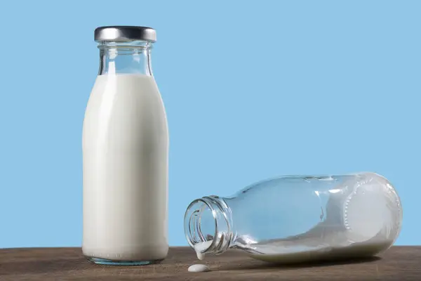 Ένα Μπουκάλι Γάλα Μπλε Φόντο Κοντινό Πλάνο Υγιή Τρόφιμα — Φωτογραφία Αρχείου