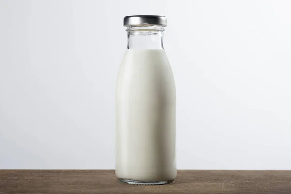 Μπουκάλι Φρέσκο Γάλα Ξύλινο Γκρι Λευκό Φόντο Υγιή Τρόφιμα — Φωτογραφία Αρχείου